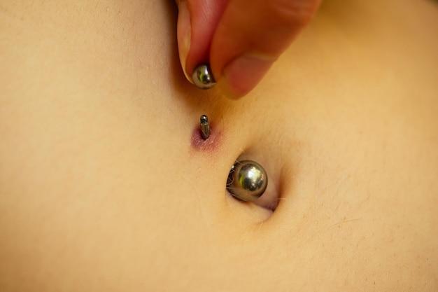 Can a belly piercing close in an hour? 
