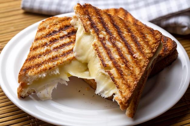 Can a diabetic eat grilled cheese? 