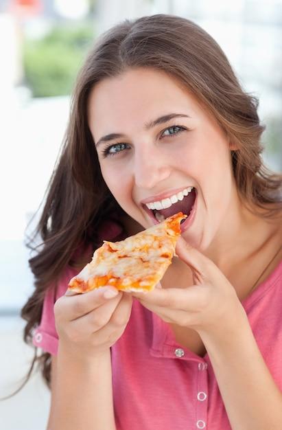 Can I eat pizza with dentures? 