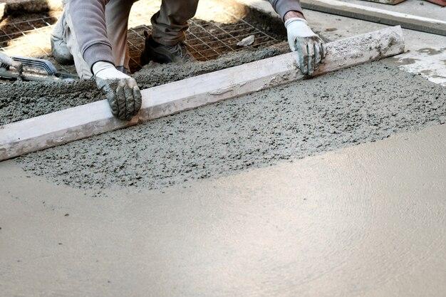 Can I pour concrete 1 inch thick? 