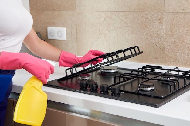 Can you clean your stove with Pine-Sol? 