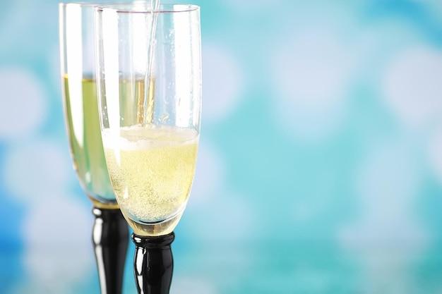 Can you spray sparkling wine like champagne? 