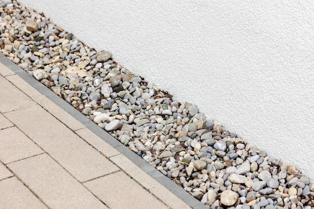 Can you sprinkle cement over gravel? 