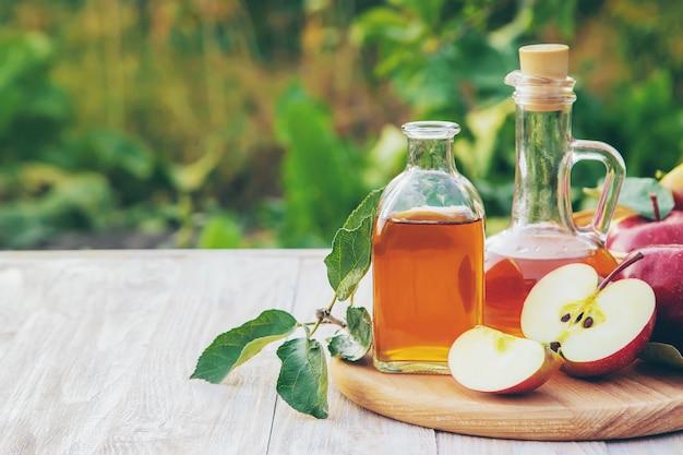 Can you use apple cider vinegar to clean mirrors? 