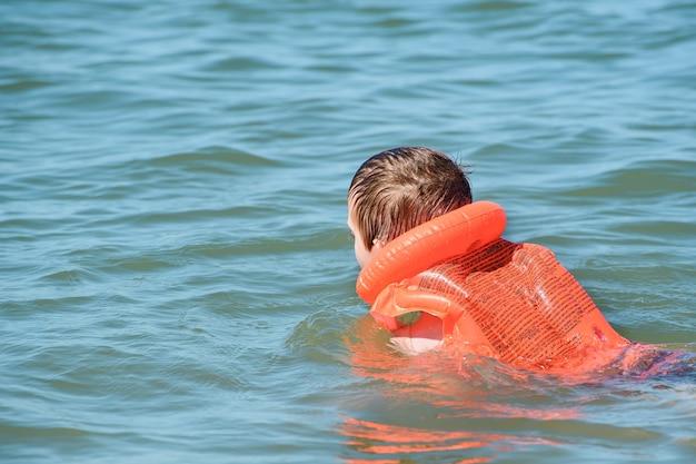 Do life jackets make you float? 