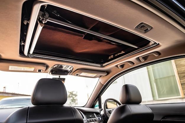 Does the Lexus RX 350 have a panoramic sunroof? 