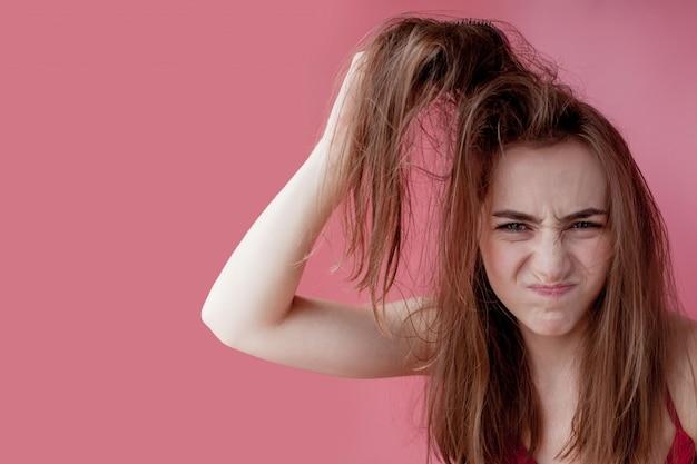 Does touching hair make it greasy? 