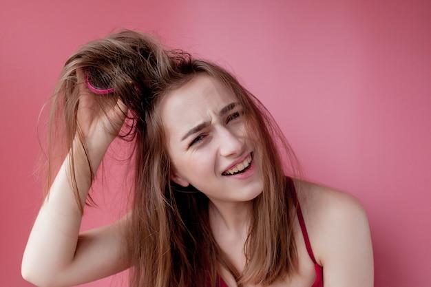 Does touching hair make it greasy? 