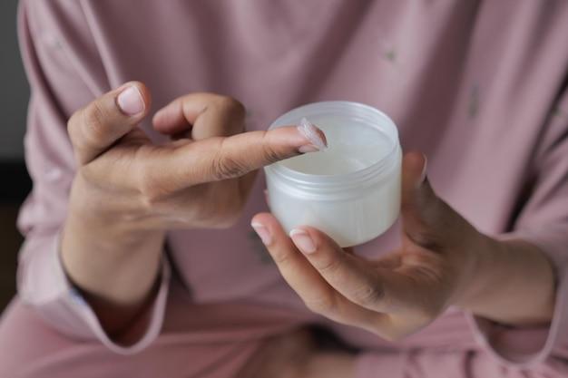 Does Vaseline help tighten skin? 
