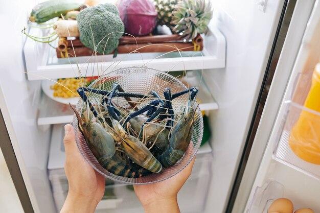 How long does raw lobster last in the fridge? 