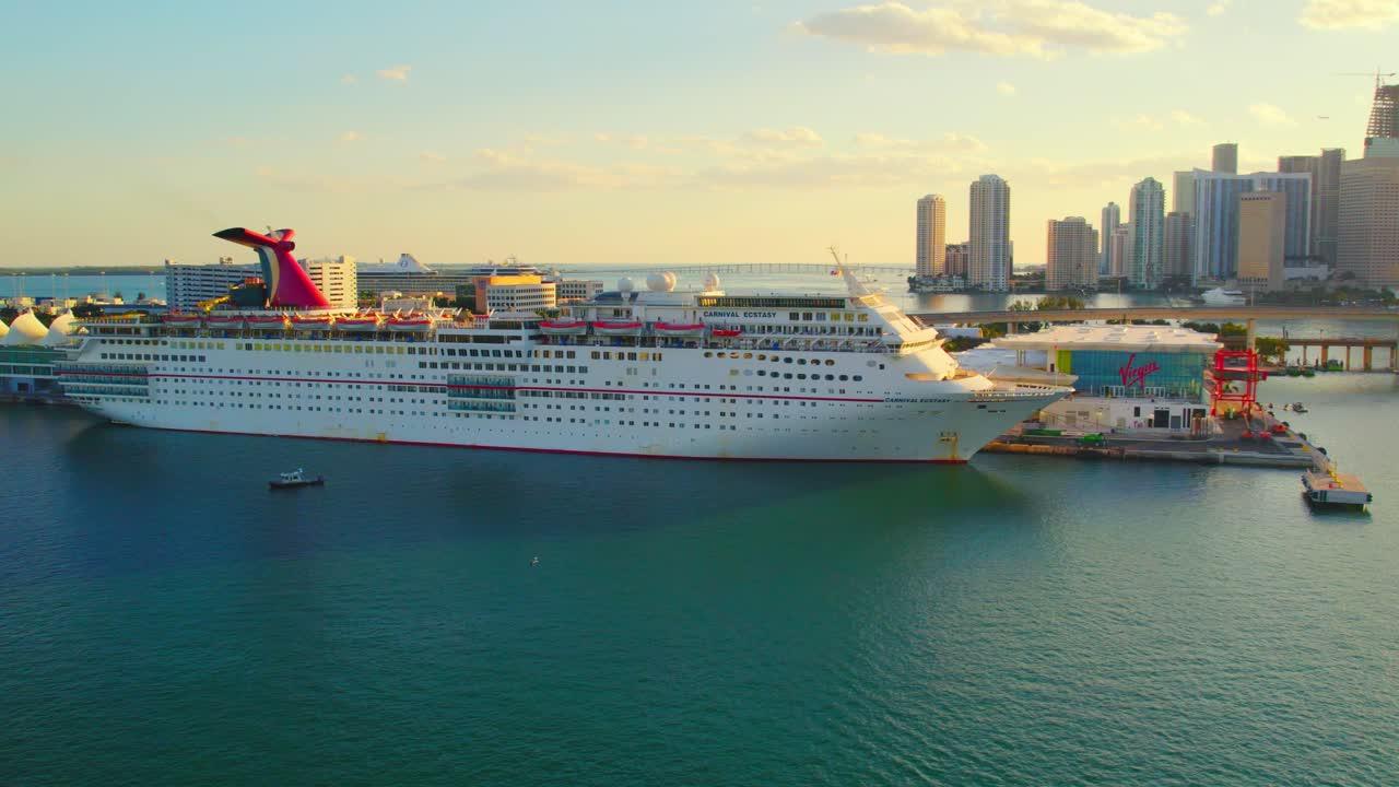 How long is a cruise from Miami to Bahamas? 