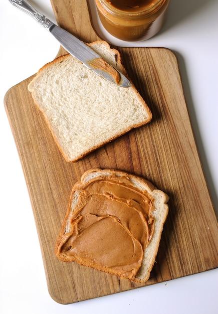 How many calories are in 2 slices of brown bread with peanut butter? 