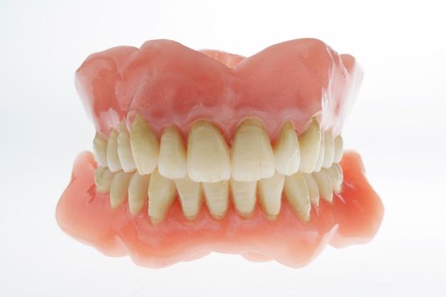 How many teeth are in a set of dentures? 