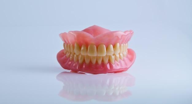 How many teeth are in a set of dentures? 