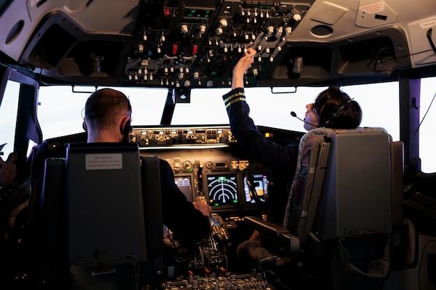 How much does a 747 pilot get paid? 