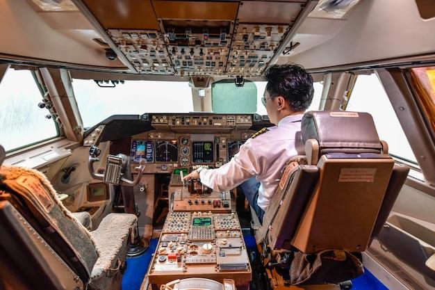 How much does a 747 pilot get paid? 