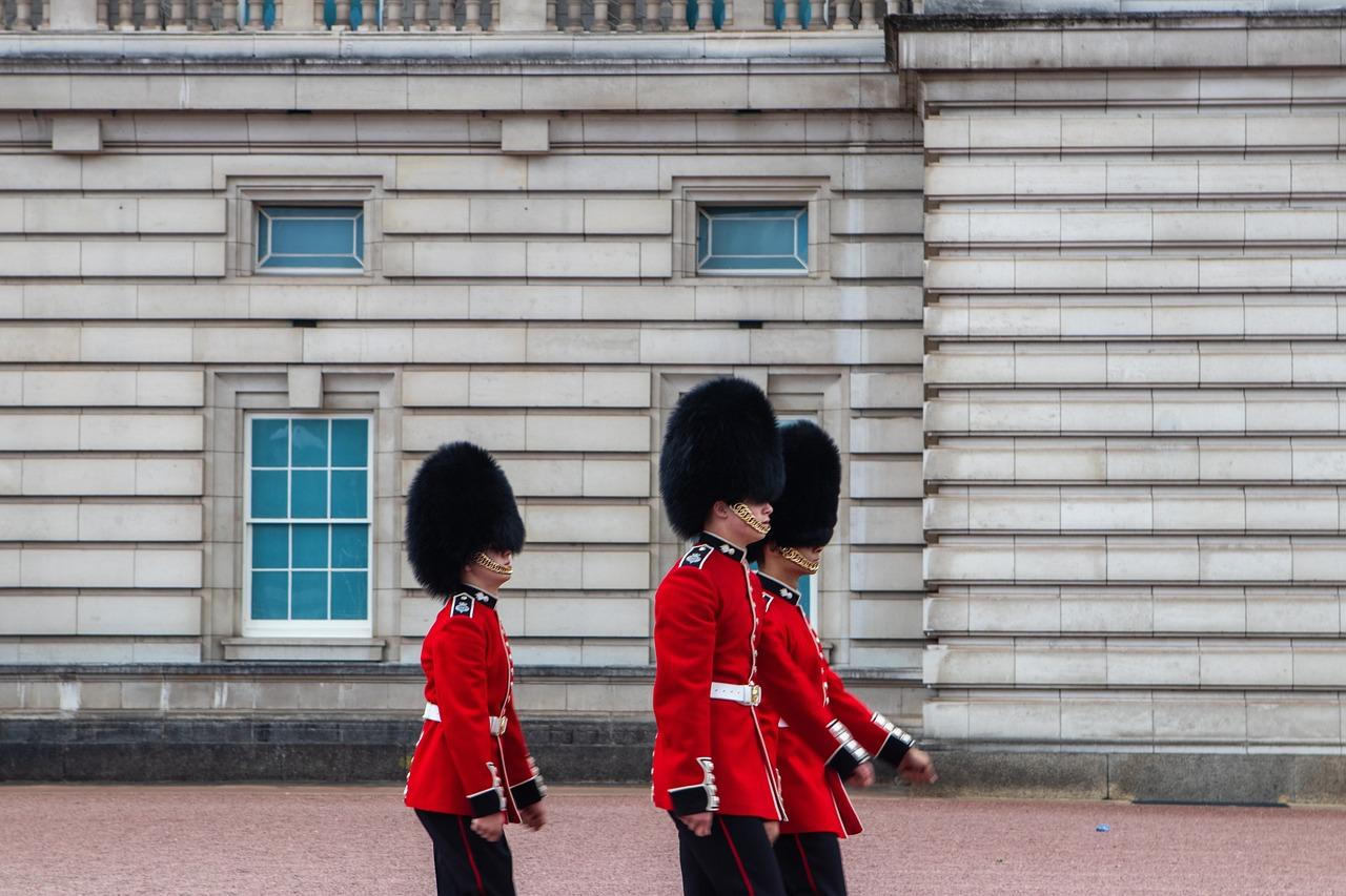 How much does a guard at Buckingham Palace earn? 
