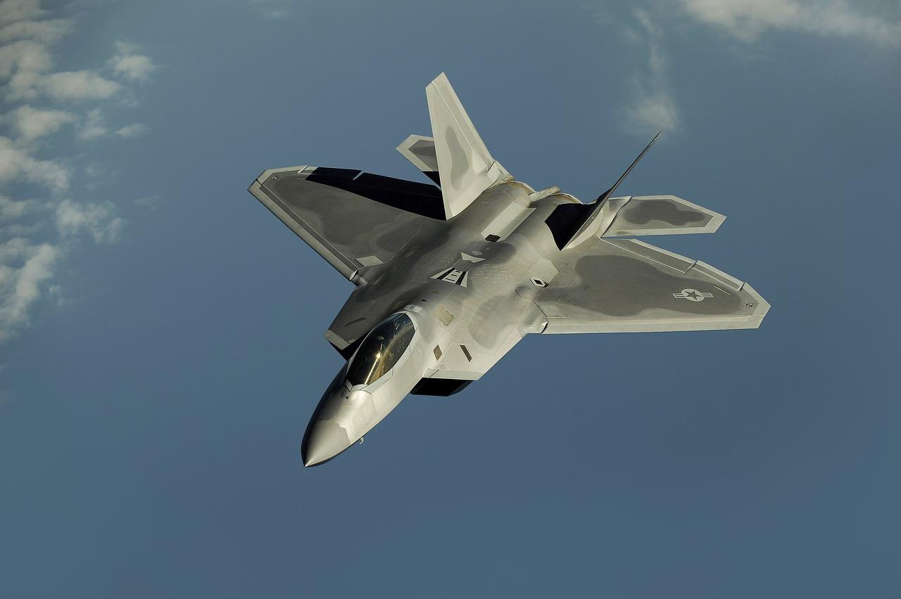 How much does an f22 Raptor pilot make? 