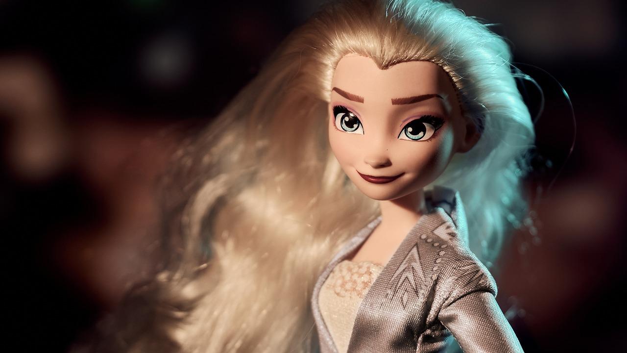 How old is Elsa frozen 2 