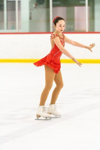 How tall are female figure skaters 
