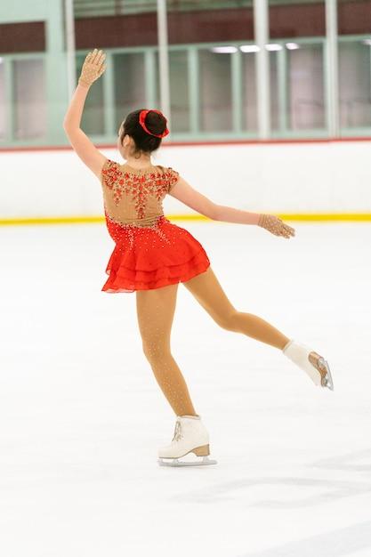How tall are female figure skaters 