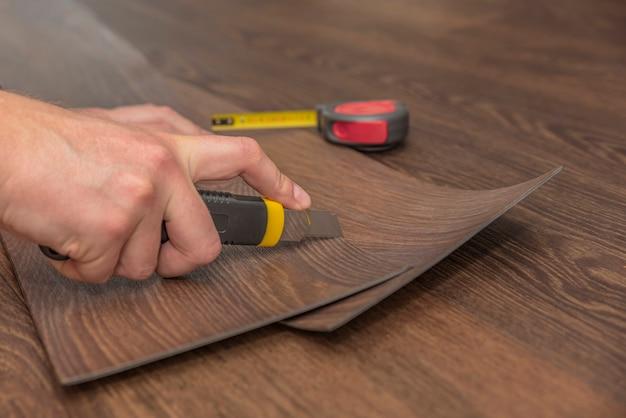 How do you get the smell out of new vinyl flooring? 