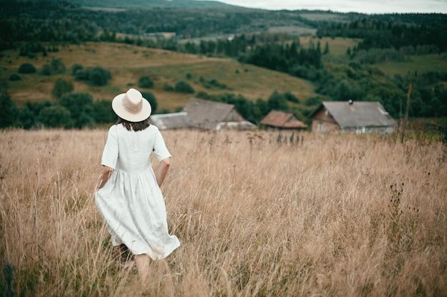 How do you know if an Amish woman is married 