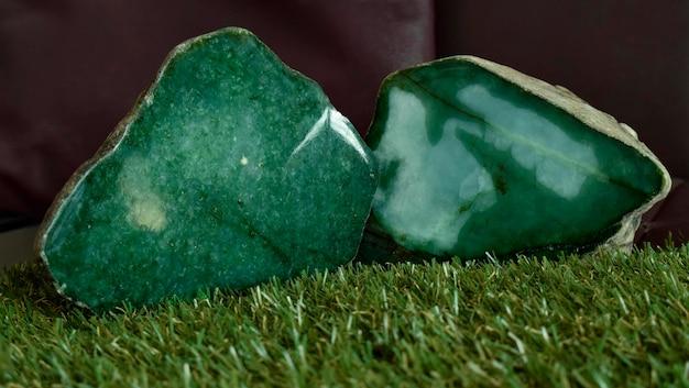 How can you tell if a rock is raw jade 