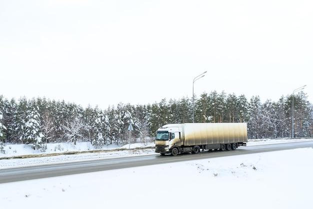 How many truckers have died on the ice road 