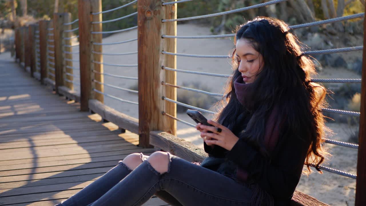 Is it normal for texting to slow down in a relationship? 