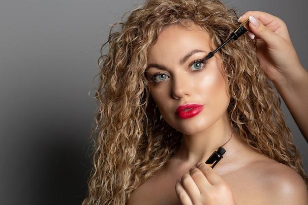 Should blondes wear black mascara? 