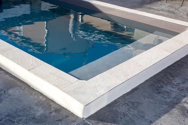 Should you seal pool coping? 