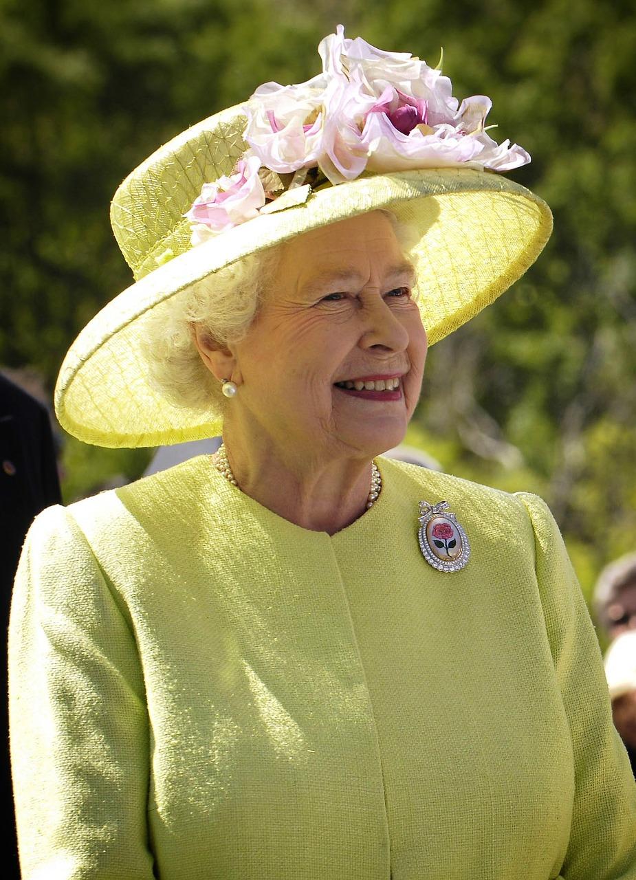 What colour is Queen Elizabeth's eyes 