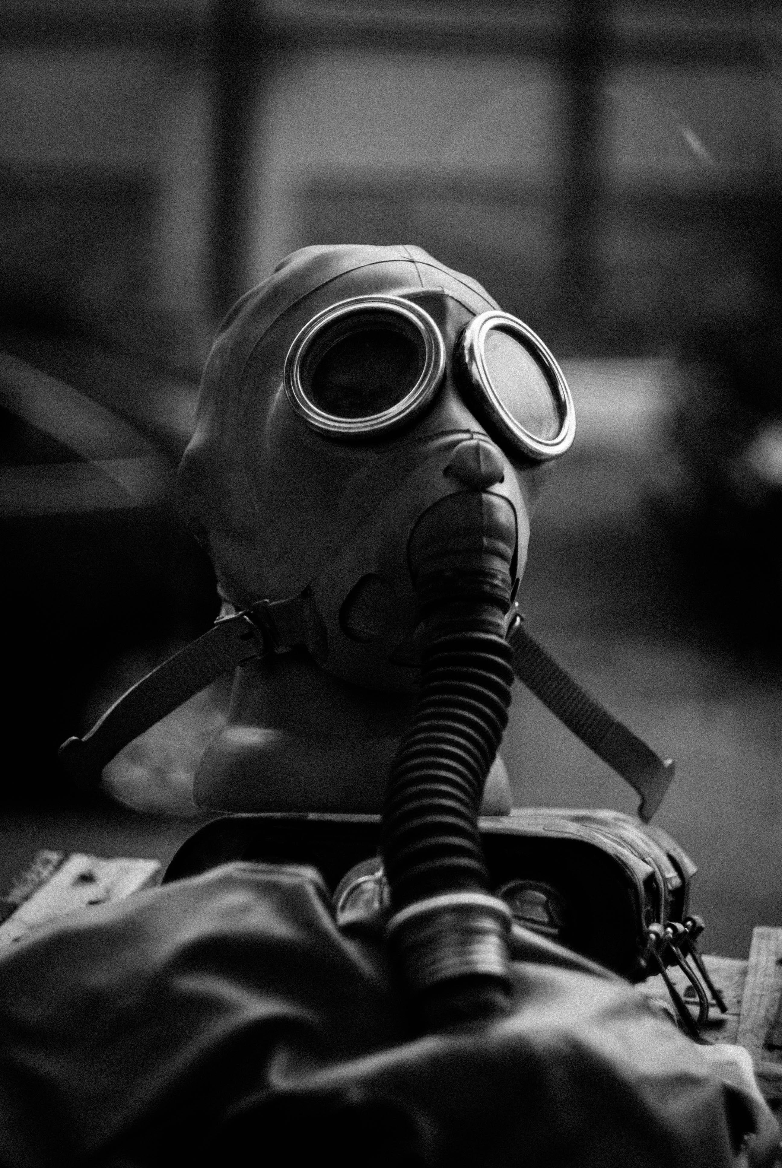 Why does Bloodhound wear a gas mask? 