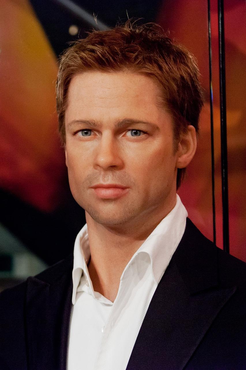 What color are Brad Pitt's eyes 