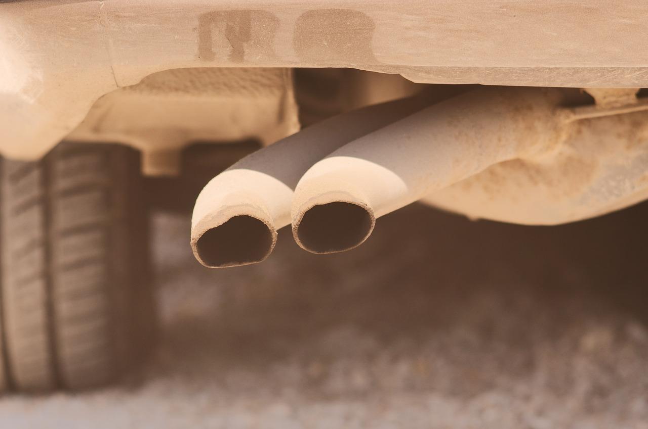 What does a car sound like with no catalytic converter? 
