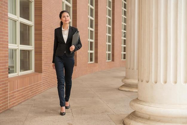 What should a woman wear to court 