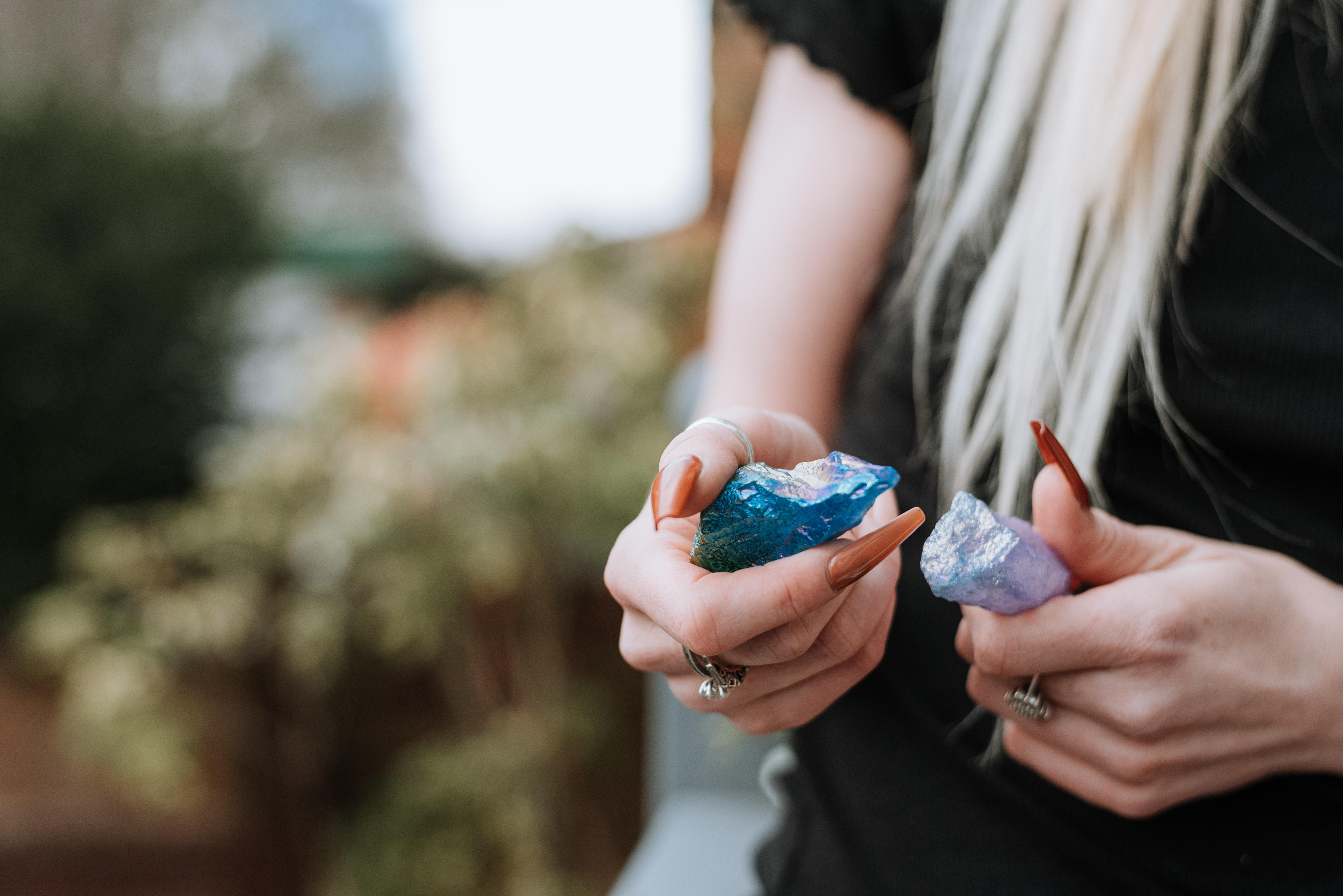 Which finger is best for opal? 