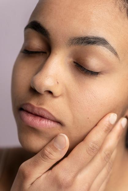 Why does my face gets oily after moisturizing? 