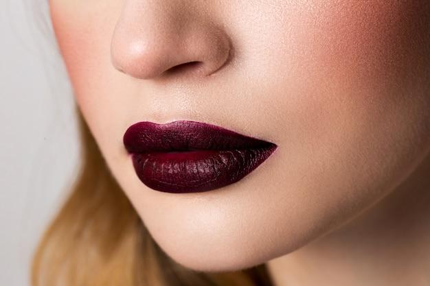 What color lipstick is Adele wearing in her special 