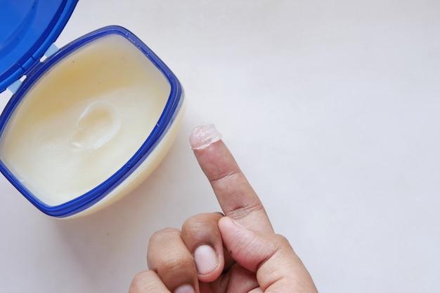 Can petroleum jelly remove warts 