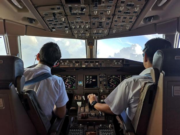 How many hours do FedEx pilots fly 