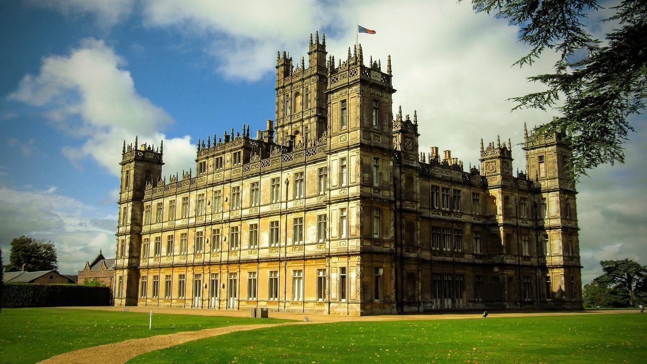 How much does Downton Abbey pay to use Highclere Castle 